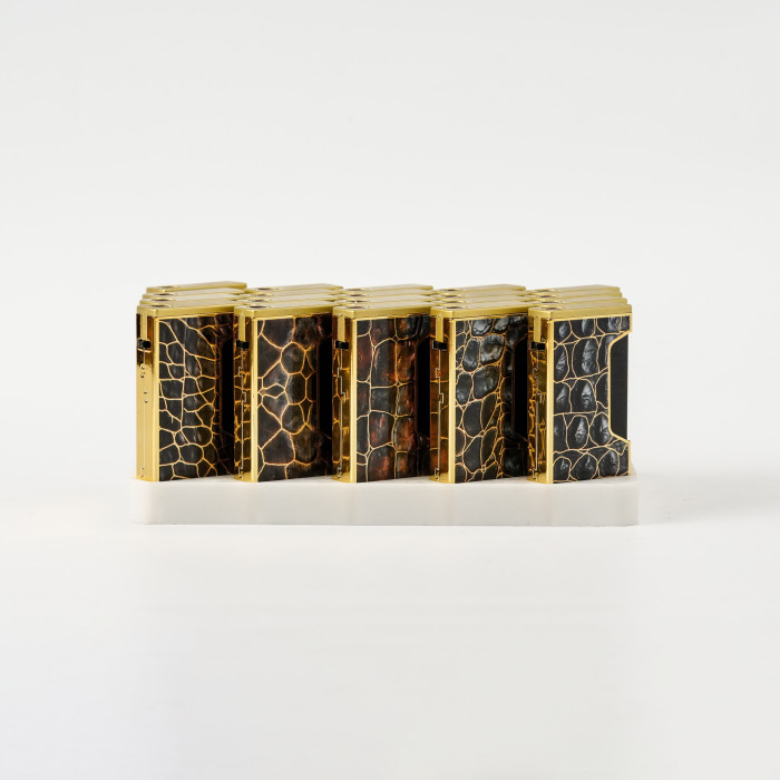 Isqueiro de metal vintage com padrão de crocodilo com acabamento dourado