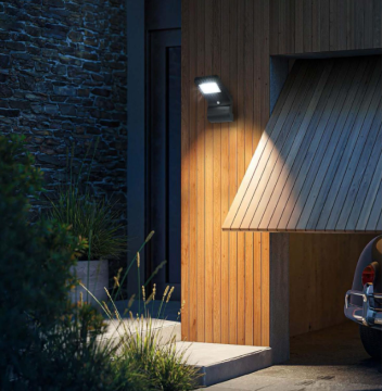 Aluminum Housing Outdoor Solar Garden Wall Lamp with 8000mAh Battery and 5W Solar Panel
