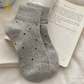 단순한 메쉬와 통기성을 가진 폴카 도트 미드 튜브 양말의 한국 버전