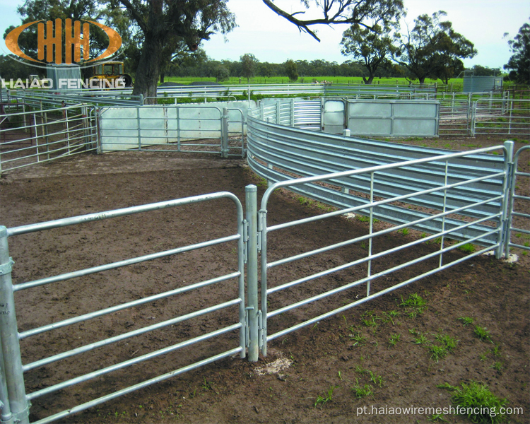 Ovelha da fazenda e painéis de cerca de cabra