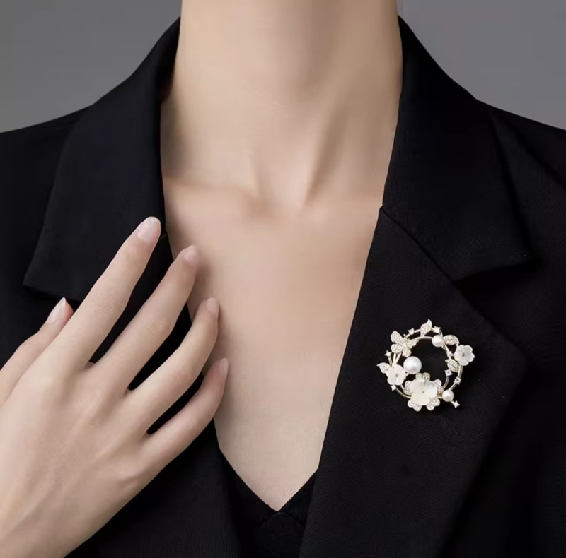 Pearl flower round brooch
