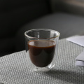 Copos grandes de café expresso com leite para chá caneca de café isolada