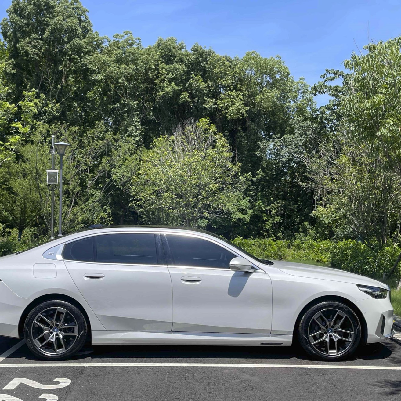 2024 eDrive35L Luxury Package