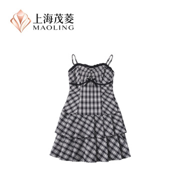 Vestido camisero elegante con tirantes finos