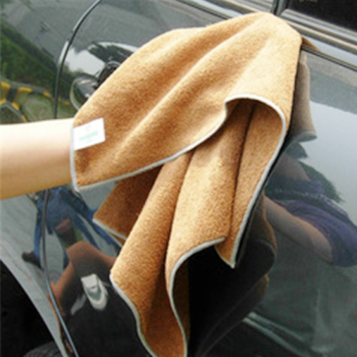 engrossar a toalha de microfibra para uma toalha de carro limpa