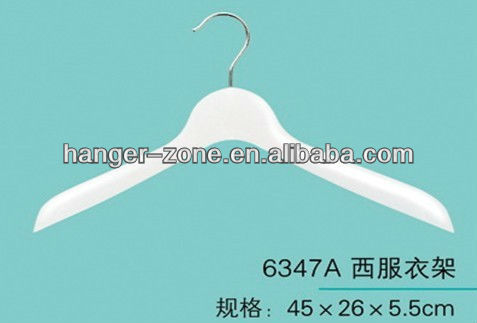 Broad shoulder plastic clothes hanger