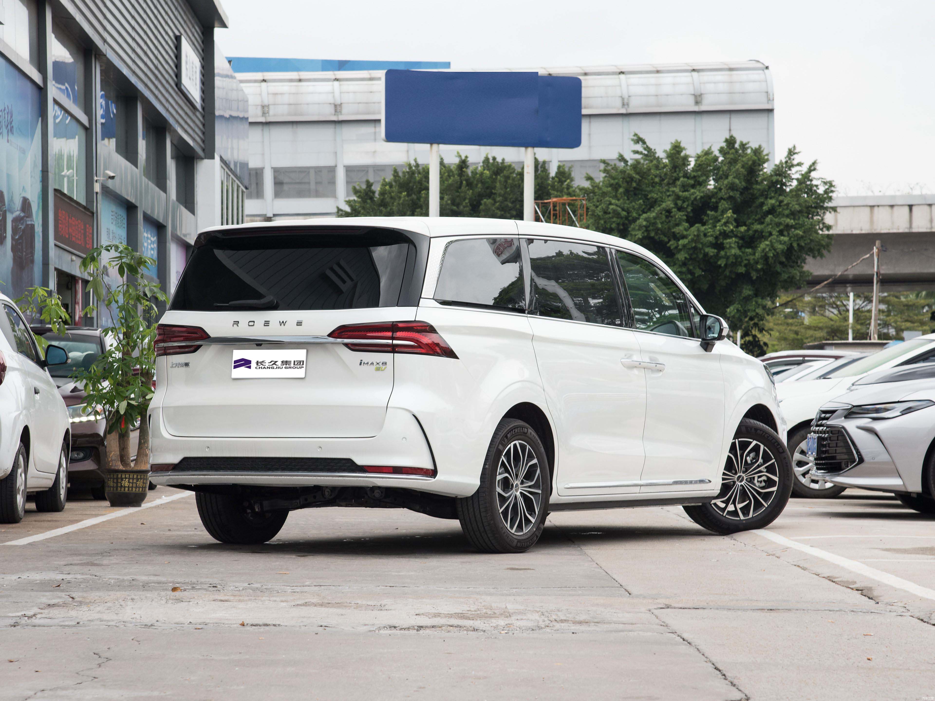 Roewe iMAX8: 550km Range Luxury MPV