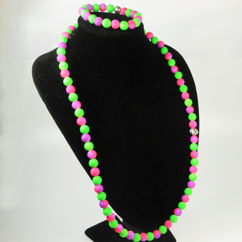 Conjunto de joias de pérolas verdes e roxas