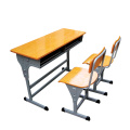 Alunos de escola dupla estudam mesas e cadeiras