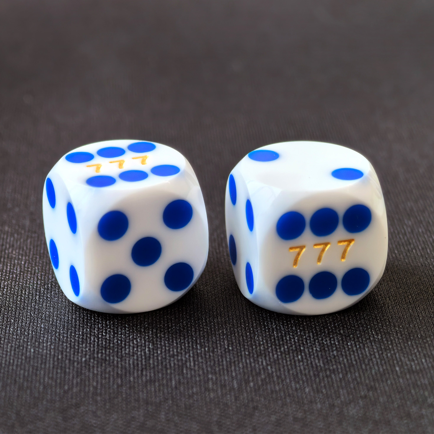 BCD P04005D03: White Dice with blue dots