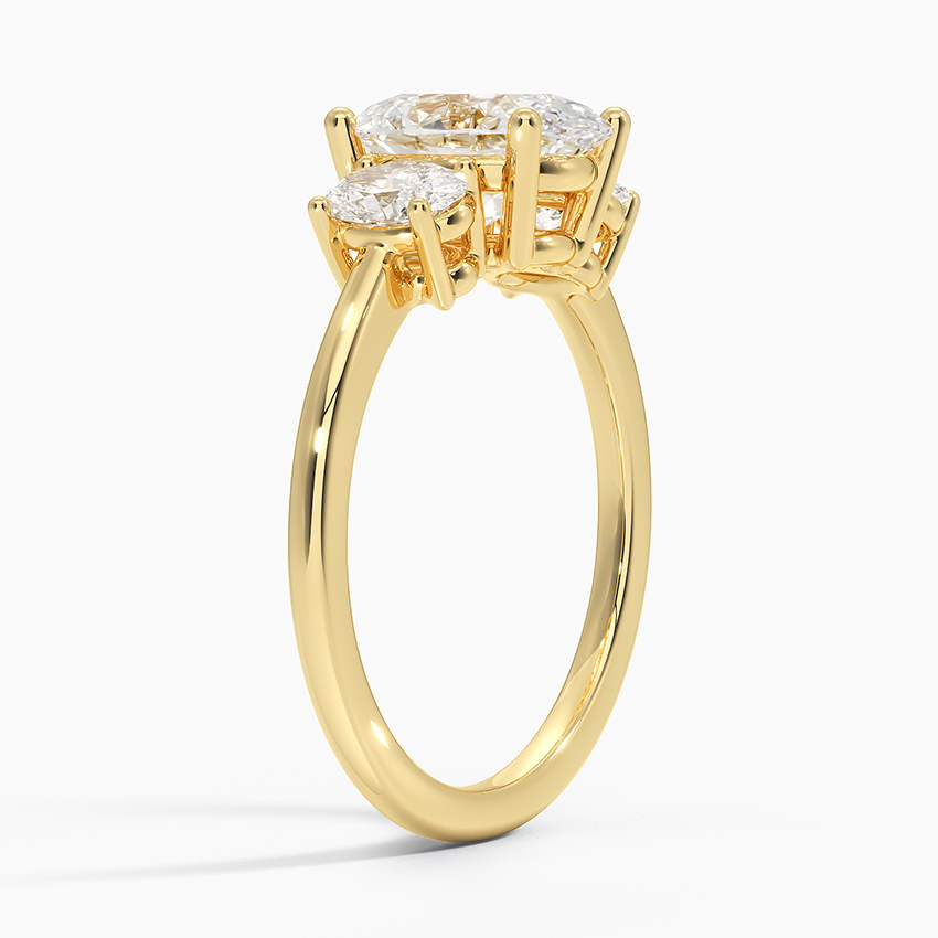 มุมมองด้านข้างแสดงแกลเลอรีและการวางง่ามของแหวนเพชรวงรีทรีสโตน โดย FLORAL JEWELRY