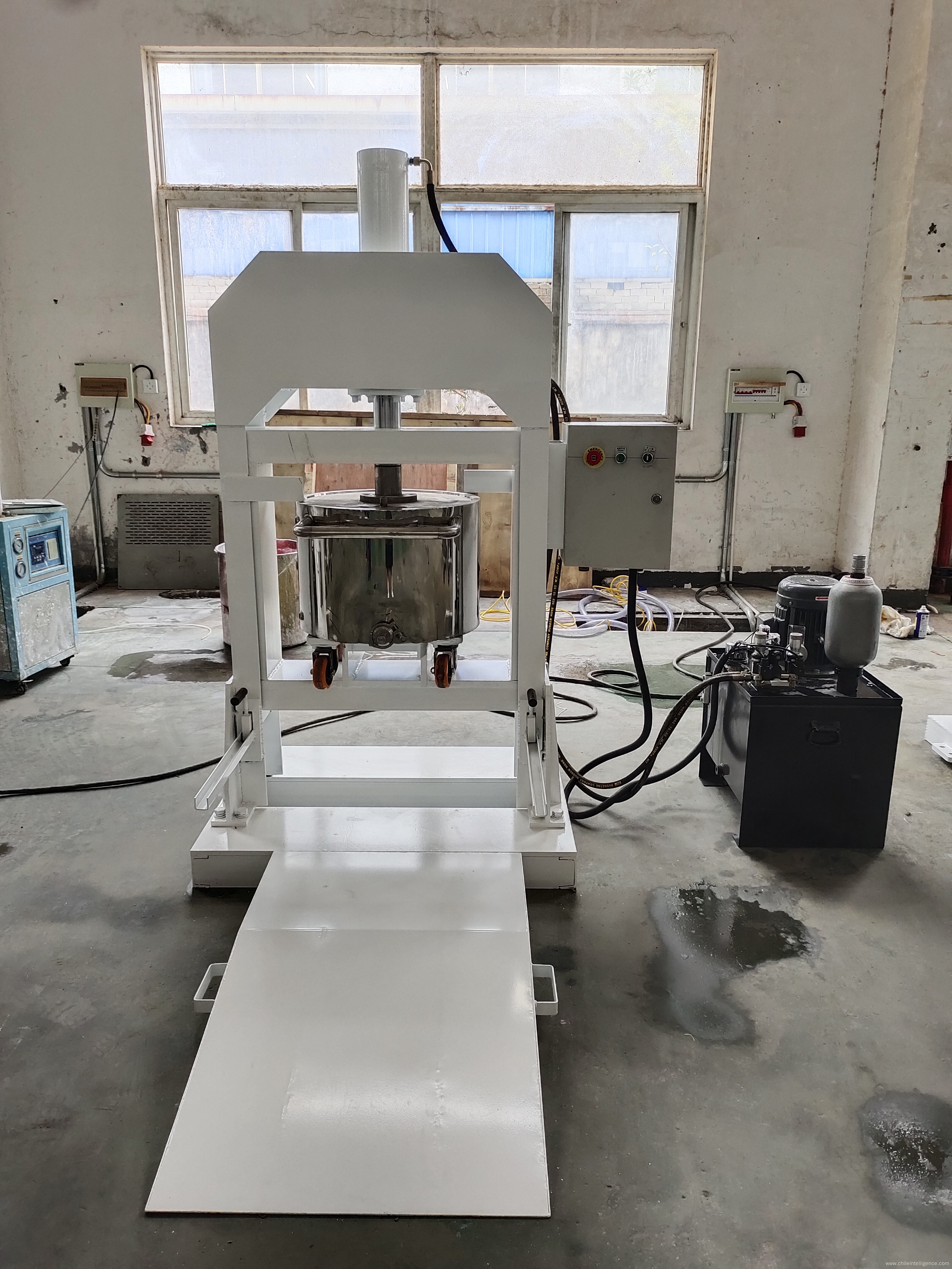 Pressure feeder for material with high viscosity