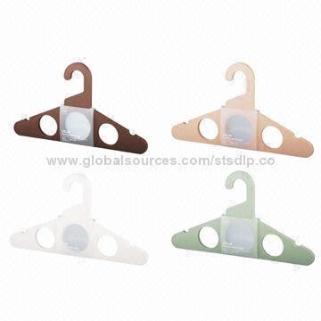 clothes rack, plastic hangers, clothes hangers