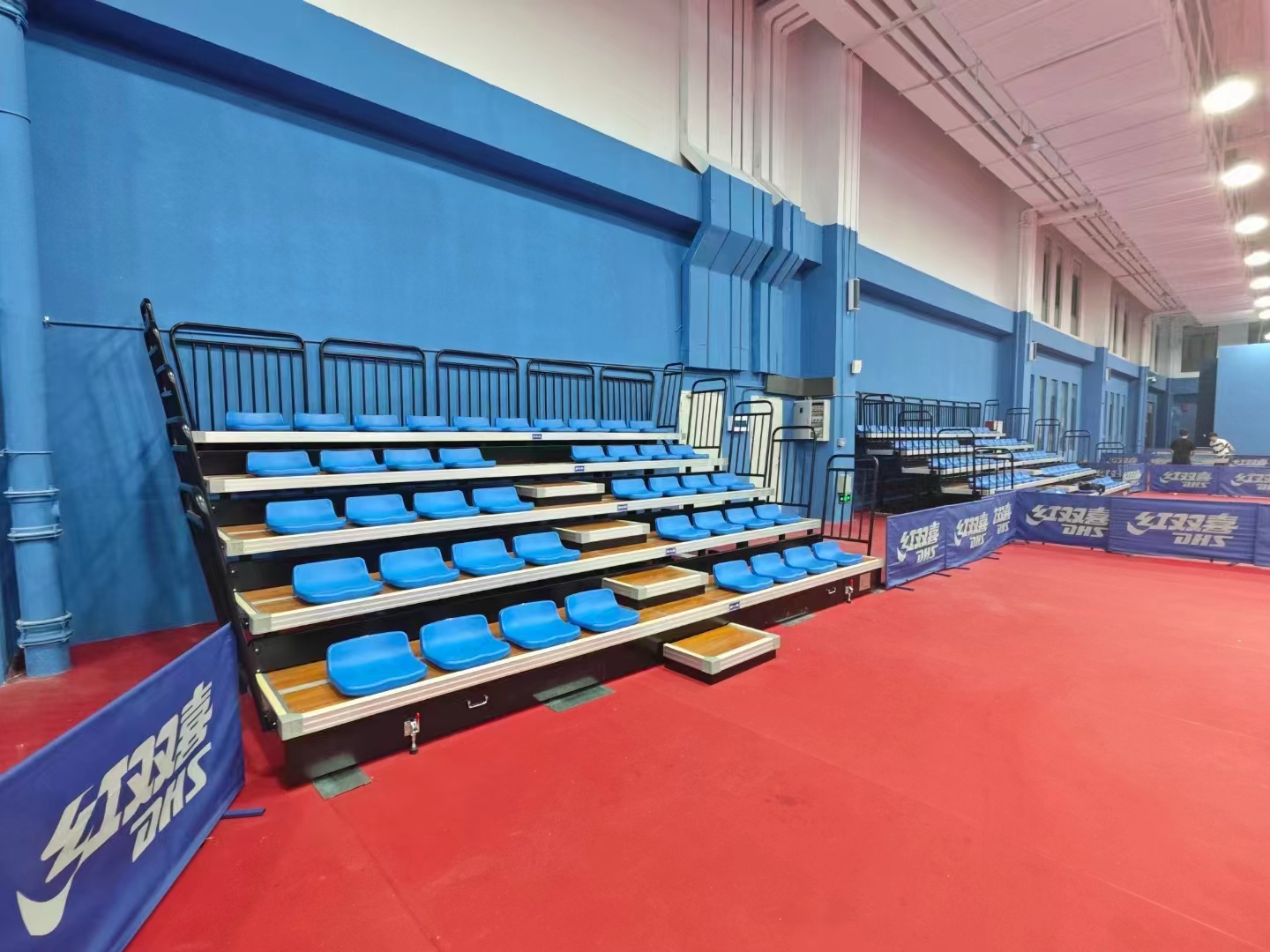 Low backrest telescopic bleacher stadium seats