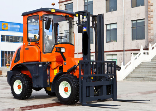 Four-wheel cross-country forklift