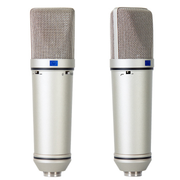 Microfono a condensatore in studio professionale per registrazione e podcasting di grandi dimensioni