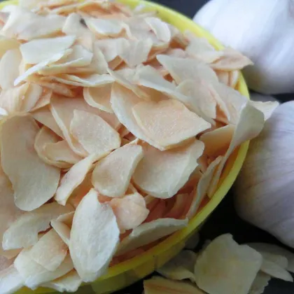White dehydrated garlic flakes slices
