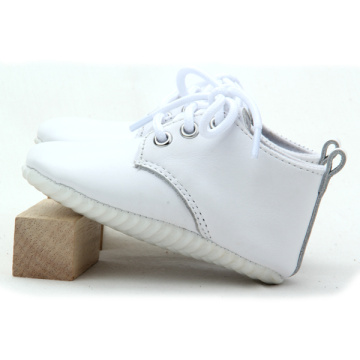 Бели бебешки обувки за кръщене с мека подметка