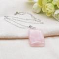 Collier pendentif en pierres précieuses de chakra rectangle avec quartz rose naturel