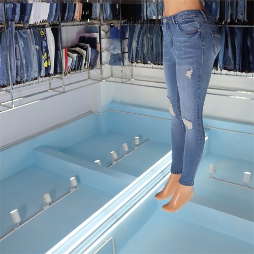 Damas de la moda de los jeans delgados