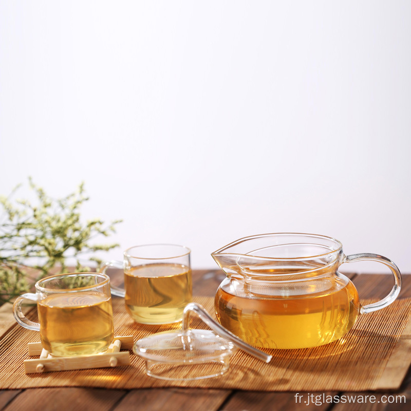 Théière à fines herbes en verre isolée la plus vendue