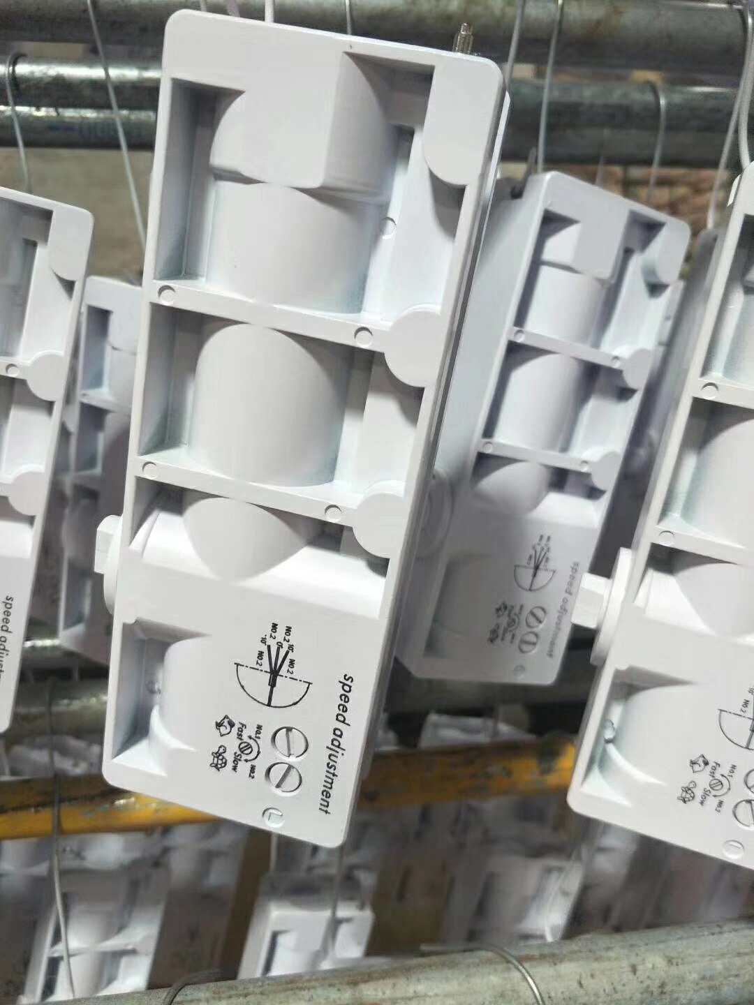 No digging floor hinge