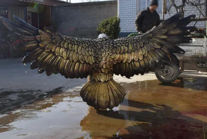 Factory custom bronze flying eagle souvenirs sculpture
