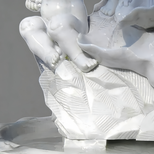 Fonte de água em mármore branco com três esculturas infantis brincalhonas