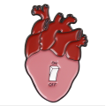 Distintivo in metallo smaltato universo a forma di cuore vario popolare