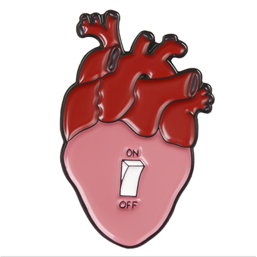 Distintivo in metallo smaltato universo a forma di cuore vario popolare