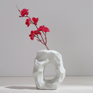 Moderne weiße Keramikvase zum Esstischdekor mit getrockneten Blumen