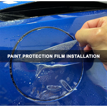 Travail de préparation pour l&#39;installation de films de protection de la peinture