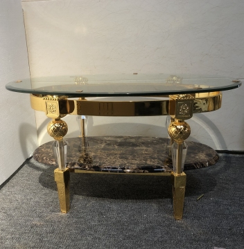 Eleganter Retro -Tee -Tisch mit natürlichen Marmorobertisch und goldenen Kupferakzenten