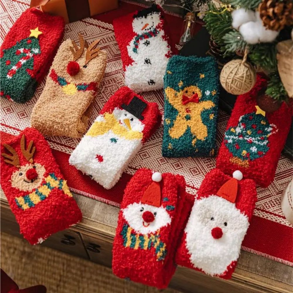 Calcetines de cama en casa pelos de casa borrosa de Navidad