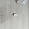 El mejor suelo laminado de arce gris con marca aserrada clara