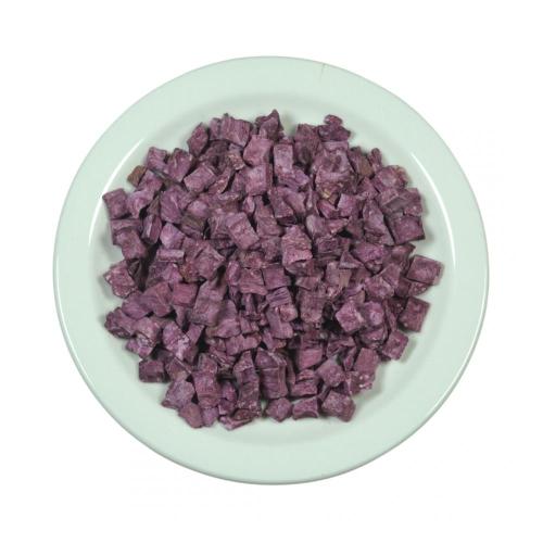 Cubetti di patate viola crude secche