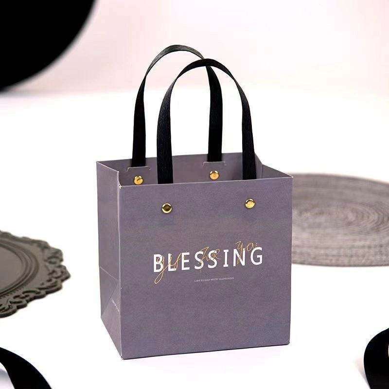 Bolsa de lujo personalizado de Kraft Ropa de cartón Ropa de regalo de regalo Compras Bolsas de papel de regalo duraderas Takeaway Bolsa de papel con mango