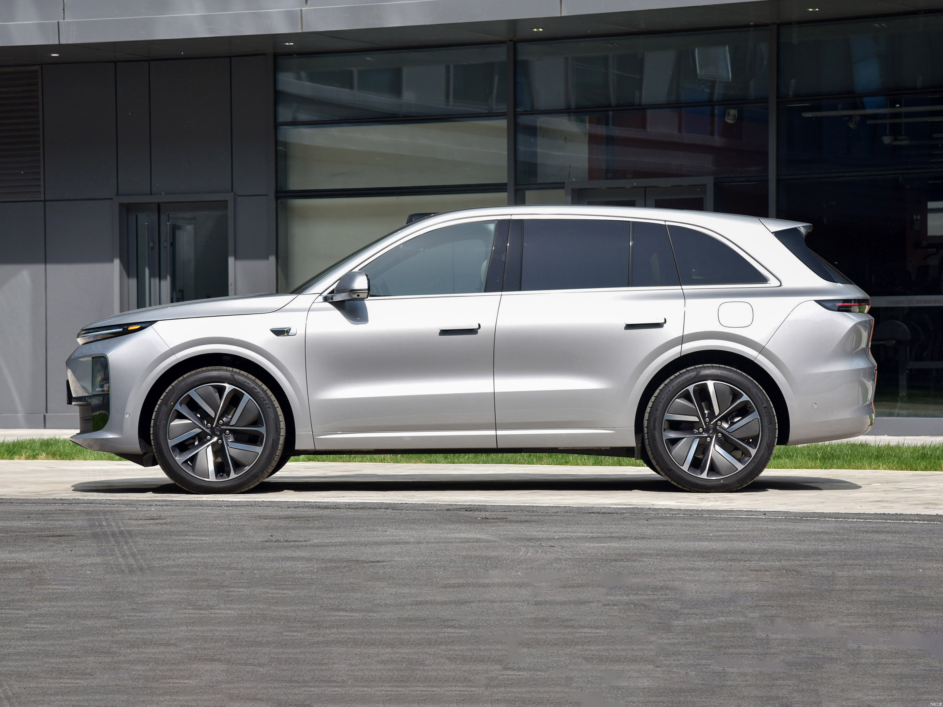 Electric Luxury SUV LI AUTO L6 MAX