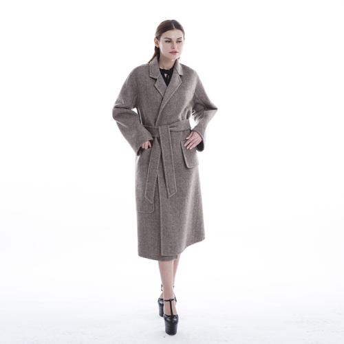 Um casaco de cashmere elegante com um look de emagrecimento