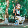 Di luar taman permainan kanak-kanak Monkey Bar Swing