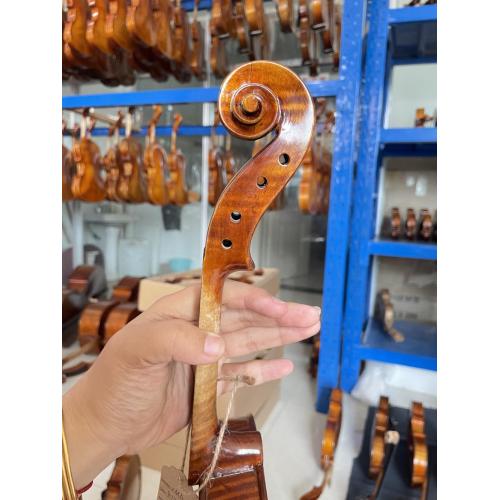 Violín a mano de madera a tamaño completo de alta calidad.