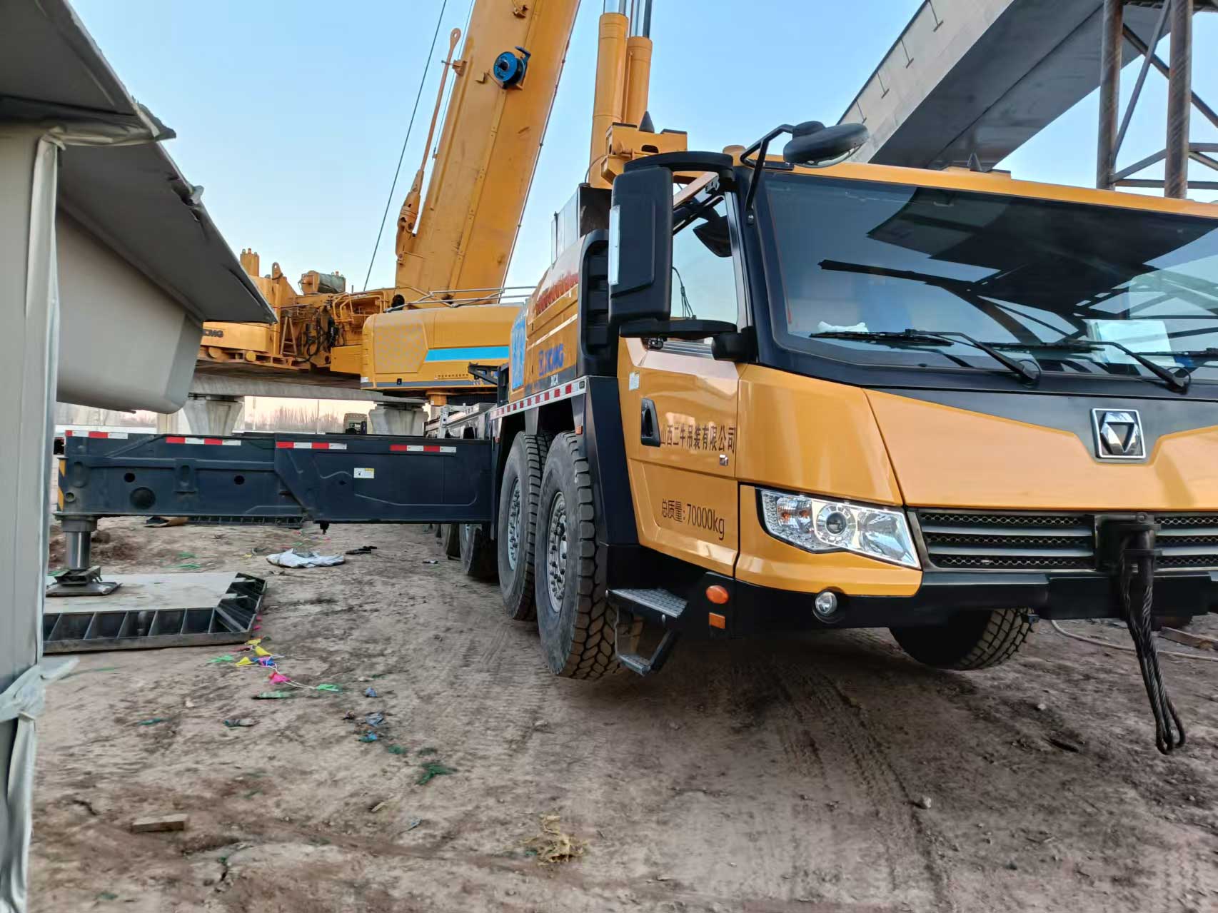 the-front-of-the-all-terrain-crane the-front-of-the-all-terrain-crane