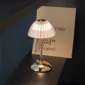 Lámpara de escritorio elegante con iluminación LED de control táctil
