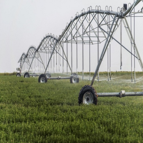 Adapted to harsh weather, with simple, steel frame structure sprinkler