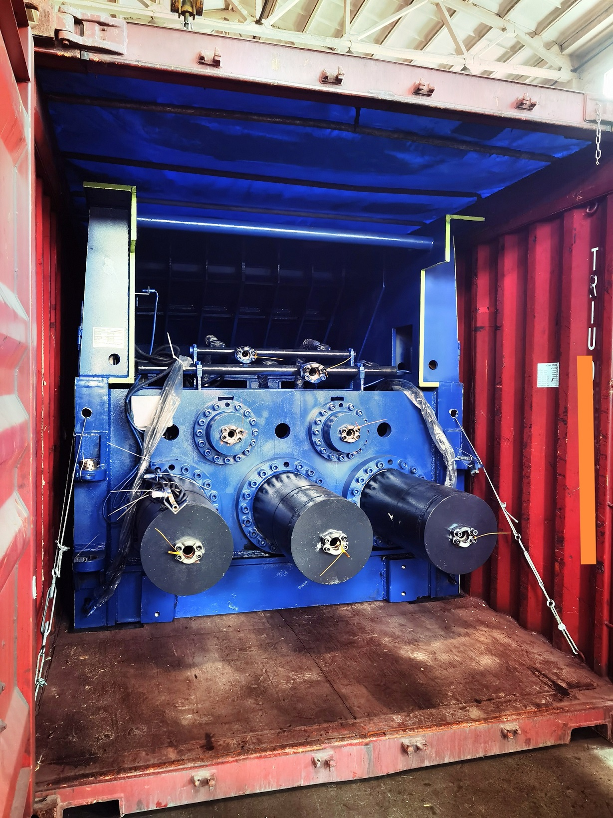 Wyprodkurowy pojemnik na wiele ostrzy Multi blade container shear