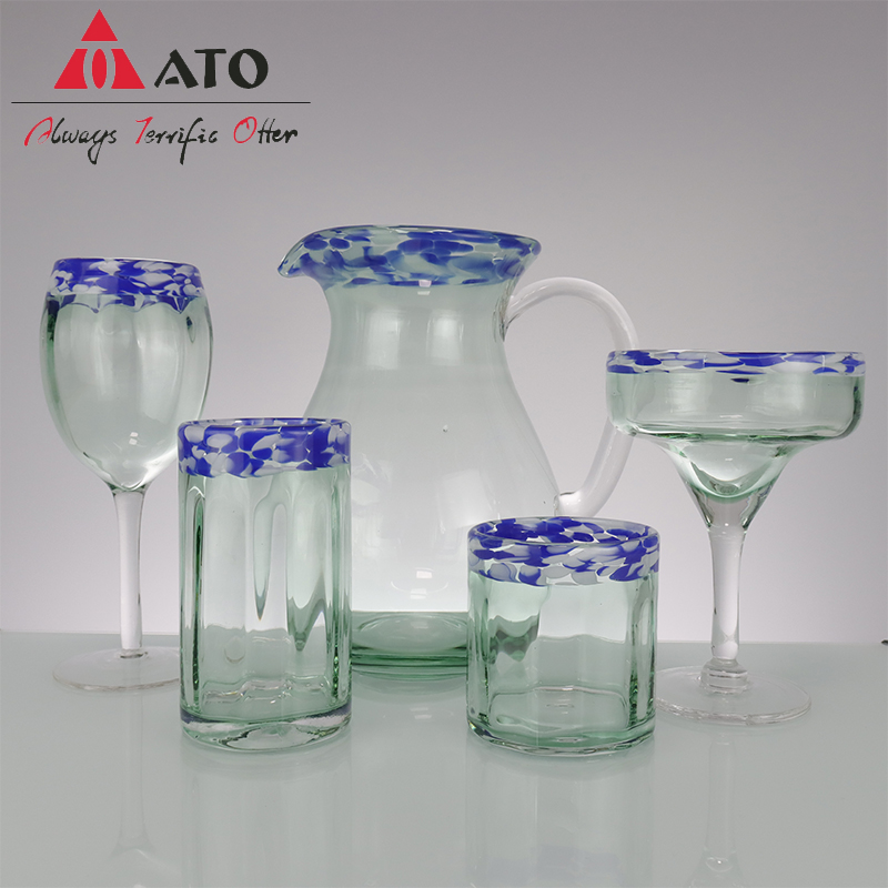 Kitchenware wine glass set with cobalt blue rim