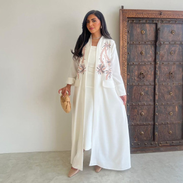 عبای گلدوزی شده سفید زیبا