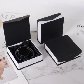 Scatola di gioielli in bianco e nero per bracciale