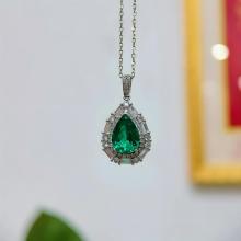 Custom na 18K Pear Lab Grown Emerald Necklace