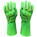 Zielone rękawice impakujące z TPR na ręce z powrotem